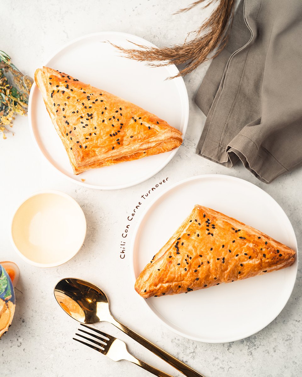 JcoPHtweets's tweet photo. Flaky, meaty, and oh so goodie!
Savor that good bite from our very own #ChiliConCarne!
#JCOPastry
#ILoveJCO https://t.co/lqaV8R8fOl