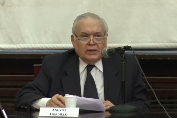 blogdelderecho's tweet photo. Falleció Agustín Gordillo, uno de los más destacados exponentes del Derecho Administrativo Argentino. Graduado de abogado en UBA donde se desempeñó como titular de la asignatura, de un currículum extensísimo y cuyas enseñanzas marcaron a generaciones de abogados/as. Tenía 85 años https://t.co/l01uzVX8m1