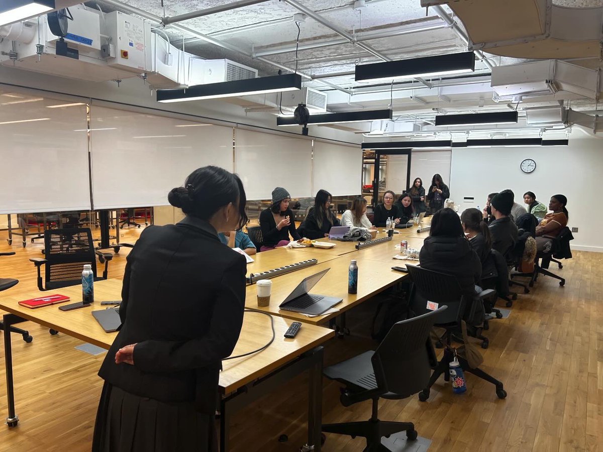 snow_fu's tweet photo. Had so much fun sharing my work today with the @Harvard University students of the Conflu Collective let by my former student Rainee Wang, appreciate all the thoughtful questions 🌷🌷🌷

#digitalart #emergingtech #artandtech #artistlecture #Harvardstudents #HarvardCollege https://t.co/eVF9ihdgfF