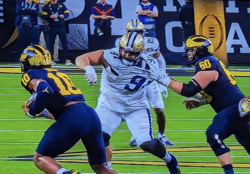 tbailey1976's tweet photo. Crazy there was no holding called on this play… 🙄 https://t.co/rJGDEgekbw