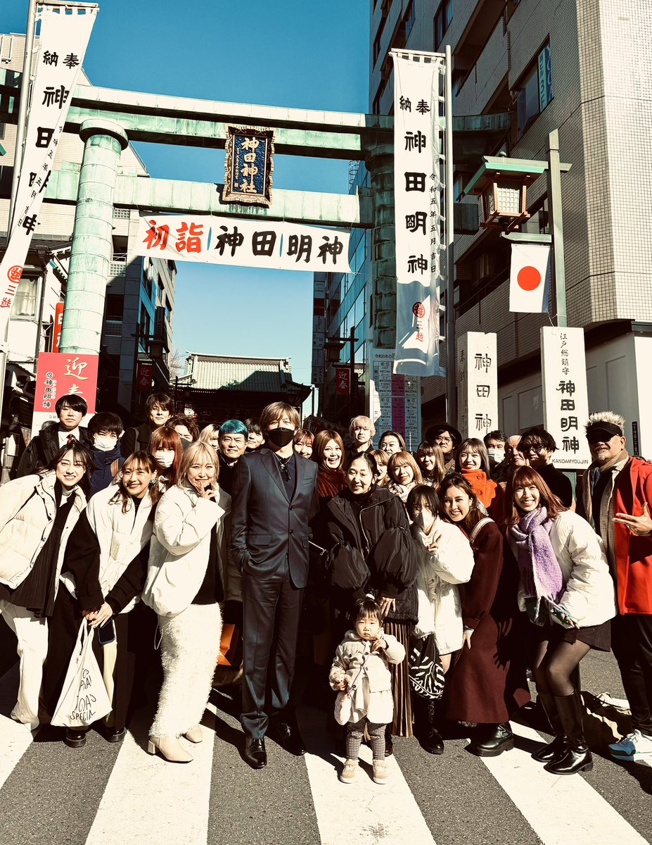 sumimasa_morita's tweet photo. ⛩恒例の森田組の初詣2024🎍

羽田空港への✈️到着が遅れ、予定１時間後から新年祈願スタート

🐟新年会も開催しました🐟
#磯丸水産　から日本酒一升の差し入れ🍶

 #神田明神 #初詣 #ジョジョ #jostars   #fireworks #labnote  #ボンジュール鈴木  #小田和奏 #MaiMai #富永弘明 ＃橋本仁 https://t.co/cd91xcyd5A