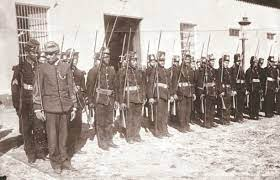 AntroCanal's tweet photo. Procediendo los bisoños soldados venezolanos a bajar el pabellón de la Unión Jack e izar nuevamente el tricolor venezolano, conducido a la sede de la Comisaria General del Cuyuni y sus Afluentes, a los usurpadores del territorio nacional #9Ene #MiMapa #SifontesSeAcercaAlPanteón https://t.co/I0s6yAeHJF