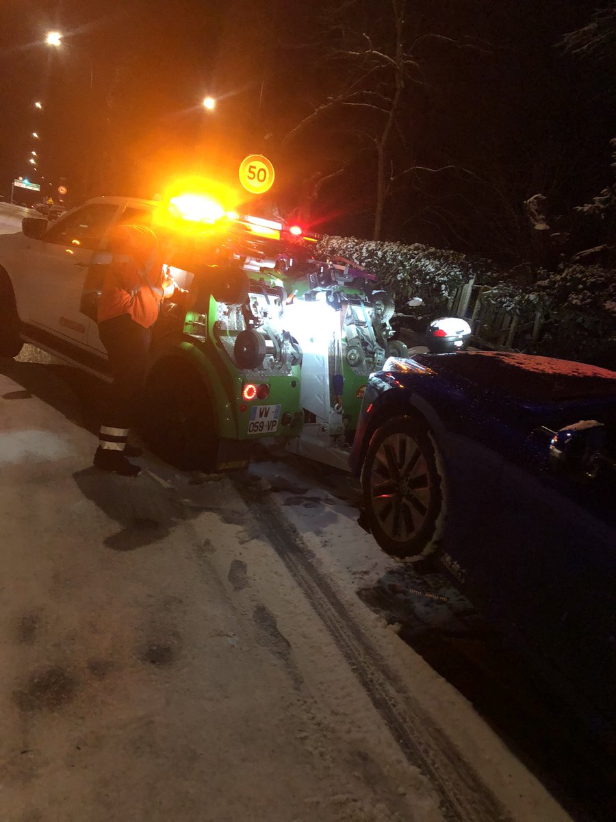 TynaRosa243's tweet photo. @Tomines_df @BFMTV Je pense que ce ne sont pas les pneus des neiges la façon j’ai galéré il est 5h40 je viens enfin d’arriver chez moi grâce au dépanneur  🙏🏾  😓 courage à tous ceux qui restent encore bloqués je ne comprends pas que la route n’a pas été salé pour prévenir autant d’accidents  🤔😭 https://t.co/KIWgQ8OhIO