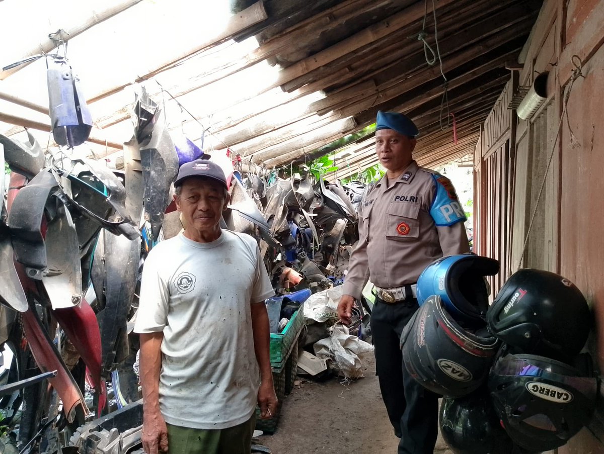 Indar44606436's tweet photo. Kapolsek Salaman dan anggota melaksanakan penyuluhan kepada penjual onderdil bekas dan variasi motor Bapak Suswanto alamat Dsn Sewon Ds. Menoreh Salaman untuk tidakenjual belikan kenalpot brong 

@mustofa99ed
@prokompim_kabmagelang
@divisihumaspolri
@kominfomagelang
@polisi_indon https://t.co/ieQ8nmaOFE