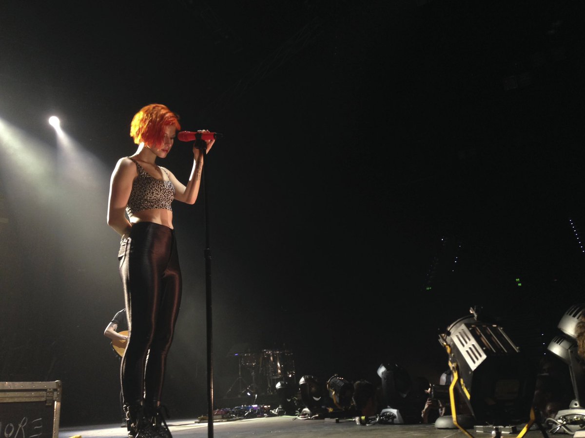 liselovesdogs's tweet photo. Hayley being SO baby even though she was going through it ♥️ #selftitledtour Brisbane 9/1/14 https://t.co/KLJTlwnDop