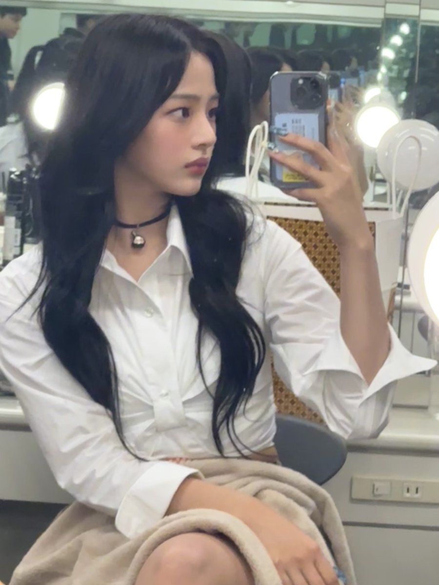 newjeans_loop's tweet photo. 240109 phoning 

#뉴진스 #NewJeans #민지 #Minji #ミンジ https://t.co/poGfMxO3UI