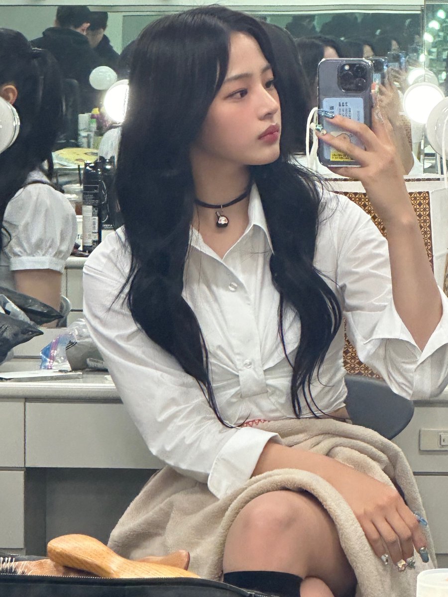 newjeans_loop's tweet photo. 240109 phoning 

#뉴진스 #NewJeans #민지 #Minji #ミンジ https://t.co/poGfMxO3UI