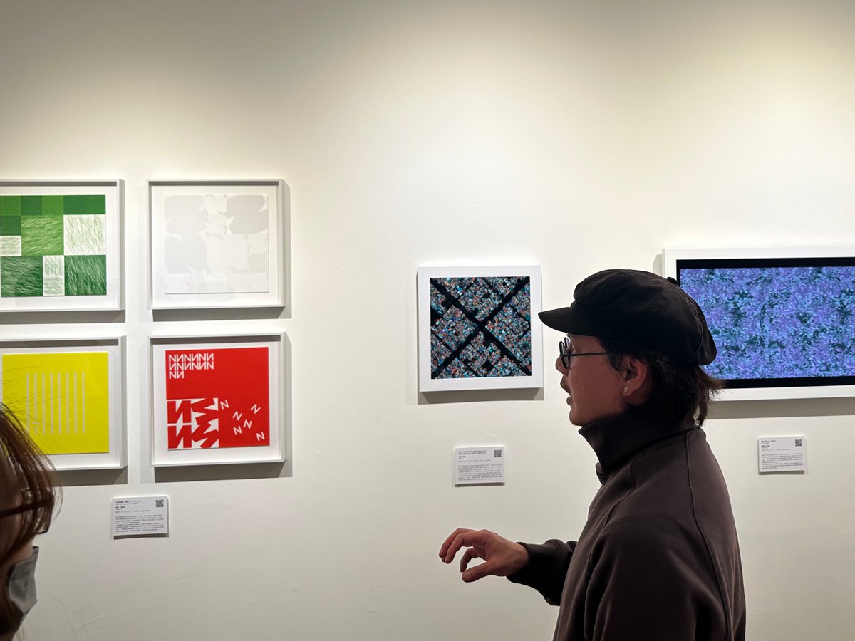 thefunnyguysNFT's tweet image. .@seeingsun providing context on the fabulous art of Molnar, @REAS and @flight404 👏

Captured at the Influentia exhibition in Taipei