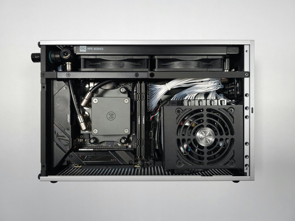 sfflabs's tweet image. FormD T1 v2.1 w/ Optional External Radiator Support: caselabs.org/cases/formd-t1 #sffpc #miniitx #PC #liquidcooling
