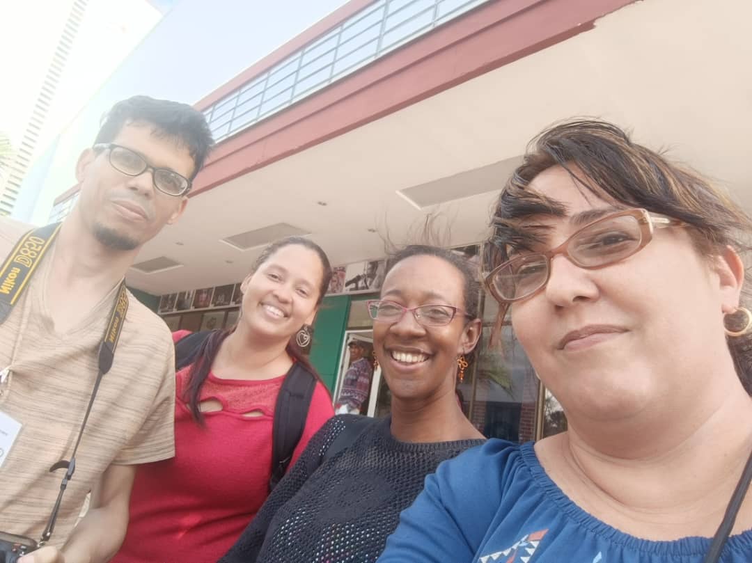MINCOMCuba's tweet photo. Los trabajadores del Ministerio de Comunicaciones República de Cuba junto a los pioneros, jóvenes y todo un pueblo reciben a la #CaravanaDeLaLibertad 
#Aniversario65 #EstaEsLaRevolución https://t.co/gwW5DAfsCC