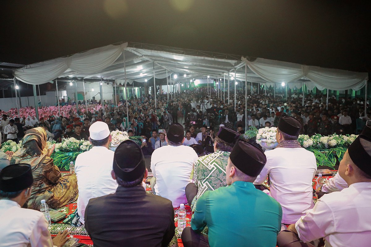 cakimiNOW's tweet photo. Alhamdulillah, bersyukur bisa menghadiri sholawat kebangsaan dan bertemu para kiai serta ribuan santri di Ponpes al-Hamid Cintamulya, Lampung Selatan.

Ini adalah bagian dari safari politik yang saya lakukan untuk mengukuhkan kepercayaan masyarakat kepada AMIN. Kepercayaan itu modal untuk melaksanakan kepemimpinan dengan lancar dan sukses.

Kepercayaan itu juga bisa menimbulkan kemajuan seperti kepercayaan investasi, kepastian hukum, demokrasi yang terjaga, tidak ada kolusi, itu InsyaAllah investasi terbangun.

#AMINajaDulu