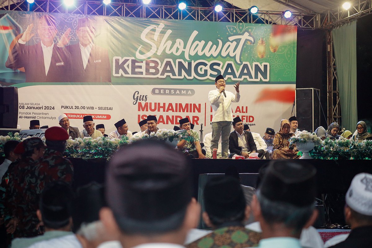 cakimiNOW's tweet photo. Alhamdulillah, bersyukur bisa menghadiri sholawat kebangsaan dan bertemu para kiai serta ribuan santri di Ponpes al-Hamid Cintamulya, Lampung Selatan.

Ini adalah bagian dari safari politik yang saya lakukan untuk mengukuhkan kepercayaan masyarakat kepada AMIN. Kepercayaan itu modal untuk melaksanakan kepemimpinan dengan lancar dan sukses.

Kepercayaan itu juga bisa menimbulkan kemajuan seperti kepercayaan investasi, kepastian hukum, demokrasi yang terjaga, tidak ada kolusi, itu InsyaAllah investasi terbangun.

#AMINajaDulu