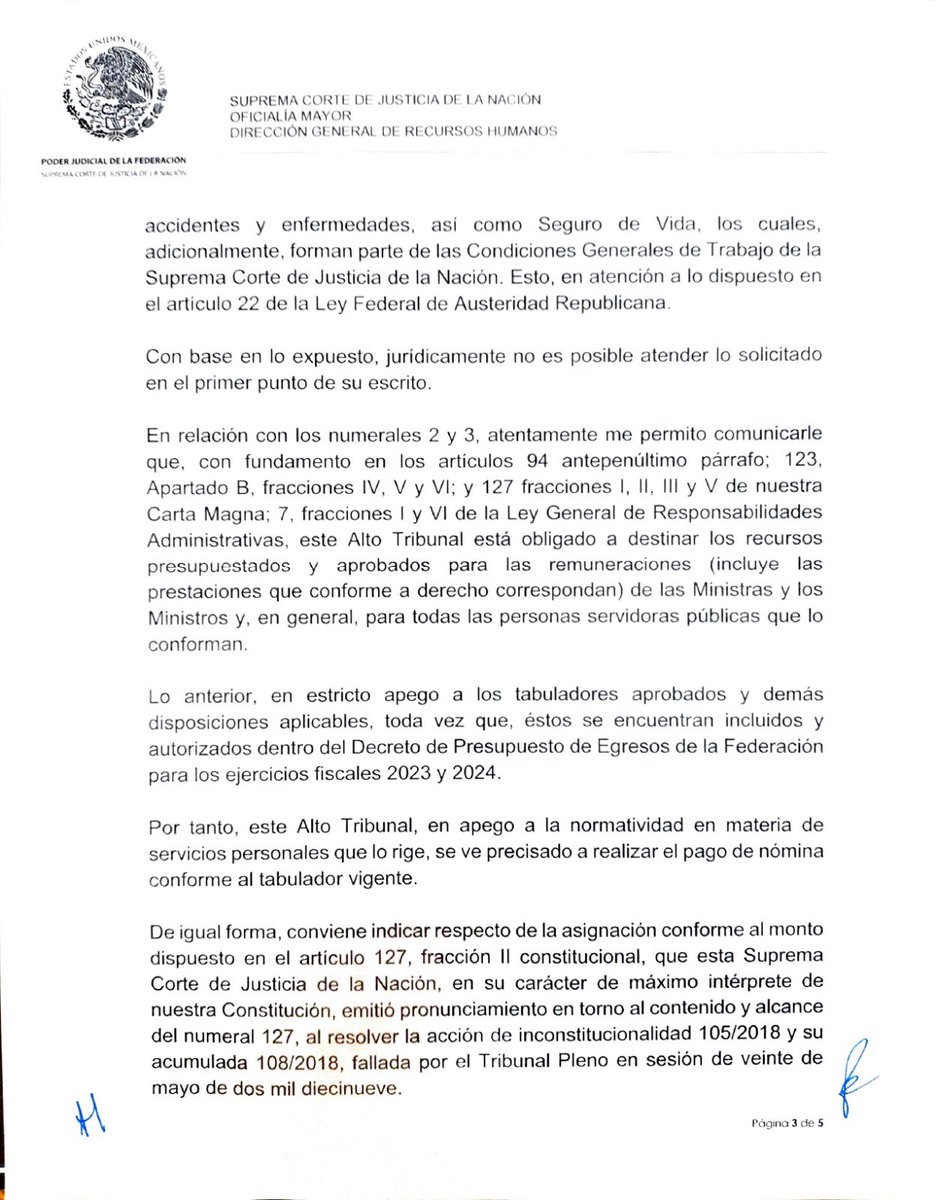 LeniaBatres's tweet photo. La SCJN se niega a inscribirme al ISSSTE.
También dice que la remuneración incluye las prestaciones de la persona servidora pública y que “declaró en su momento, la invalidez de diversos artículos de la Ley Federal de Remuneraciones de los Servidores Públicos (publicada en el Diario Oficial de la Federación el 5 de noviembre de 2018)”, pues “el Poder Legislativo no estableció parámetros objetivos para fijar remuneraciones”…
Lo que no señala el oficio es que hay una nueva Ley de Remuneraciones vigente, de 2021, que establece estos parámetros.
Véasele por donde se le vea, no hay justificación para rebasar el monto constitucional.
Por eso, he tramitado mi incorporación voluntaria al ISSSTE y la devolución directa del excedente de las remuneraciones en la Tesorería de la Federación.