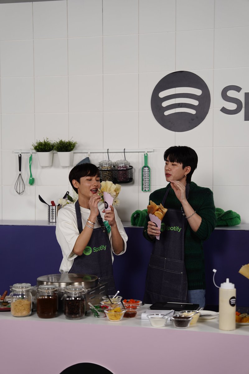 SpotifyTH's tweet photo. ระหว่างรอเท็นเปรมใน #CookingCrushSeries มาหวีดโมเมนต์น่ารักๆ ของ #ออฟกัน กับภาพเบื้องหลัง Cooking Crush Off &amp; Gun Virtual Fanmeet for #SpotiFans 🥰

ชาว #OffGunSpotiFans ตามซีรีส์จบต้องฟังเพลงฟินๆ กันต่อด่วนนน https://t.co/fkou3xzjZd https://t.co/CMyLz59z8w