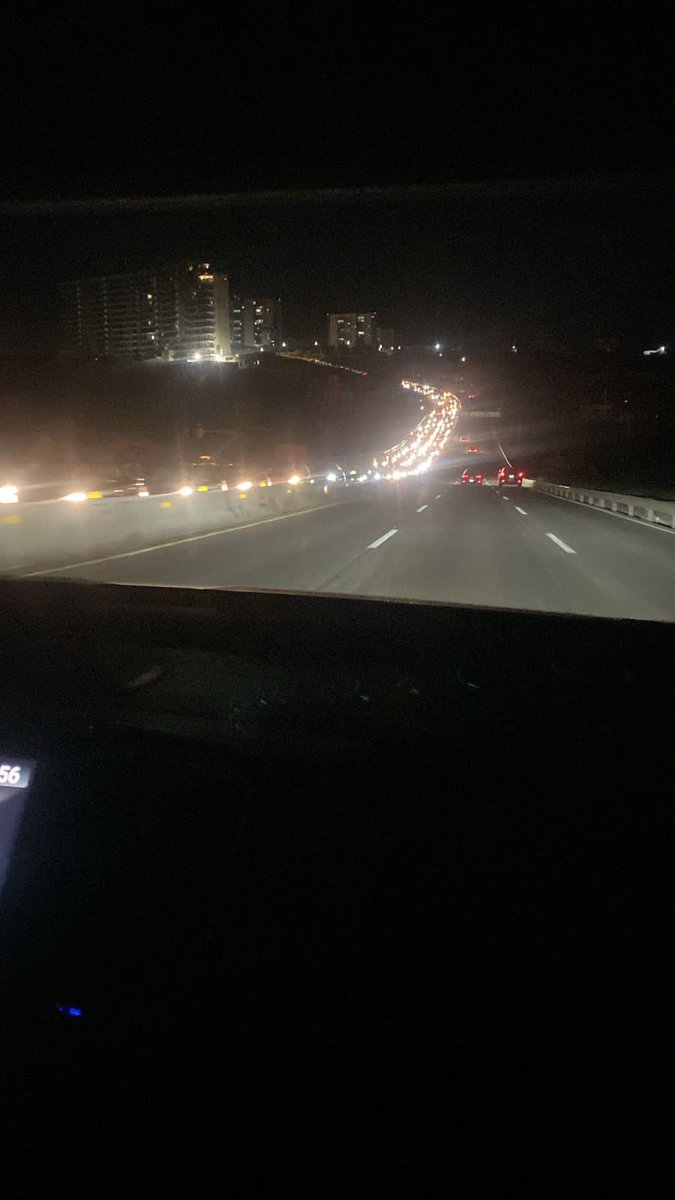 AdriFirm's tweet photo. Parado #frayjunipero , vecinos con mucha razón cierran la avenida ppr constante robo de cables en la zona de #altosjuriquilla urge #cfe que pongan fin a esto.#diarioqueretaro #noticiasqueretaro #eluniversalqueretaro #makugo #municipiodequeretaro #juriquilla https://t.co/DTcbTztrqh
