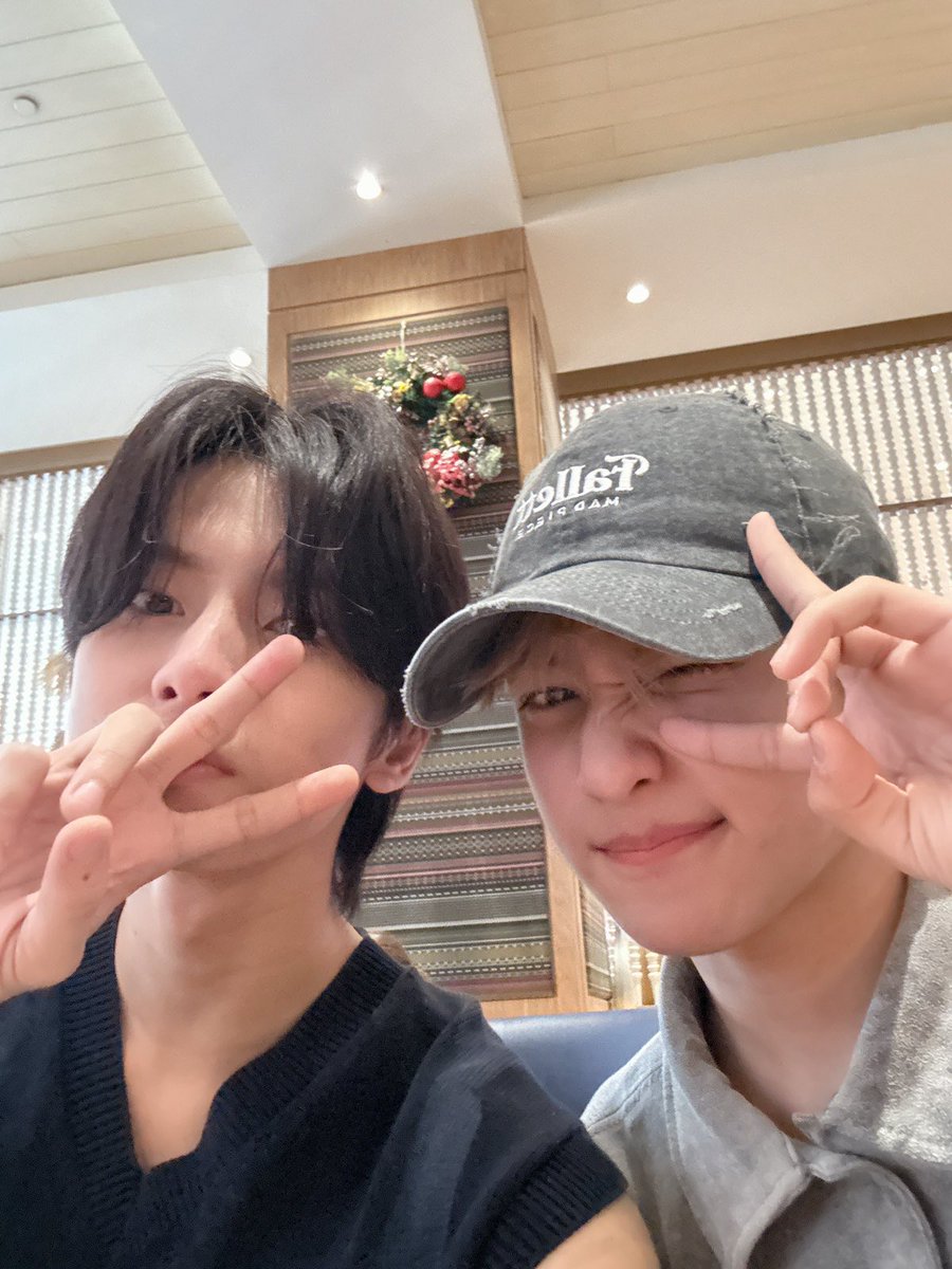 violetkim21_'s tweet photo. FIND THE DIFFERENCE 🤣😍😘
This Isititik cap is the key 😍. 

Order this Istitik cap here via DM:

https://t.co/a8Cs4wxg15

#HORI7ON #호라이즌 #MARCUS #SUCRAM #OOTD #KYLER #HORI7ON_KYLER #HORI7ON_MARCUS https://t.co/d7wrPs4riQ