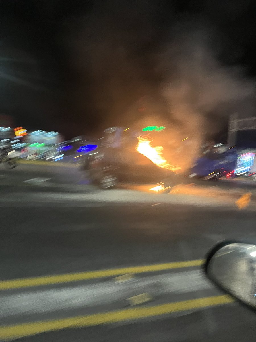 Pipearaujov's tweet photo. ¿Alguien sabe qué pasó con este vehículo a la altura del redondel de Carapungo por el Portal Shopping? @MunicipioQuito @AMT_Quito https://t.co/NnPuHf1QKG