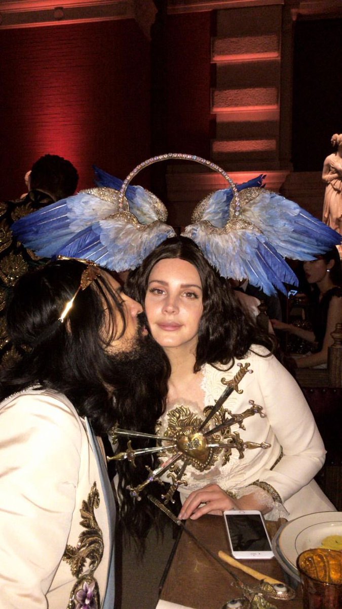 gabrimoonn's tweet photo. Lana del rey 2018 met gala 💕✨ https://t.co/U5szDUts2N
