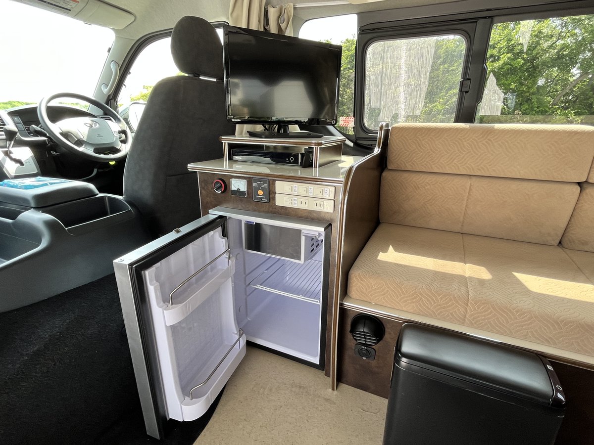 campingcar13's tweet photo. 謹賀新年
明けましておめでとうございます🥳
ハイエースの車内をご紹介いたします🙌
前回ご紹介させていただきました
ダイナ　デイブレイクに比べこちらは初めて
キャンピングカーを運転する方でも取り扱いやすい
のが特徴です✨✨

詳しくは当社ホームページまで！！
https://t.co/gOJ5bWGjhE https://t.co/am2BMuqIM9