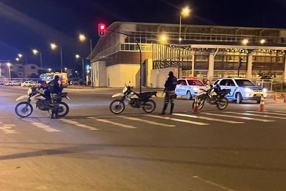 eluniversocom's tweet photo. El Oro: Tres policías fueron secuestrados de una UPC de Puerto Bolívar ► https://t.co/mvex0fsZ7R https://t.co/dr85iwukMQ