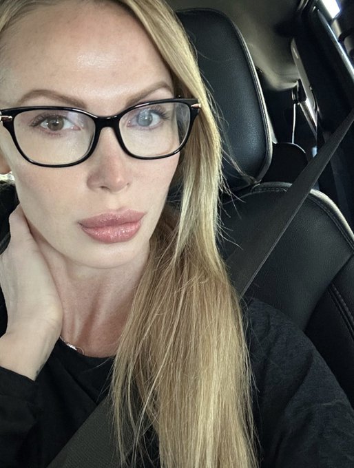 Do y&rsquo;all like my glasses? https://t.co/PAadFGEyte