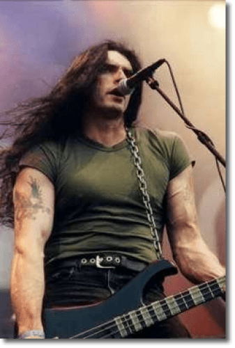 AmpedTo11's tweet photo. @MerSoGo #TypeONegative #PeteSteele,a fierce colossus of a man,his presence could be intimidating to detractors,but to his fans he was a gentle giant,with a deadpan sense of humour,an incisive intelligence & a powerful,intense stage presence.Pete is dearly missed by all,Mer.ππ€πΈ@MerSoGo https://t.co/zJrPO8oeR4
