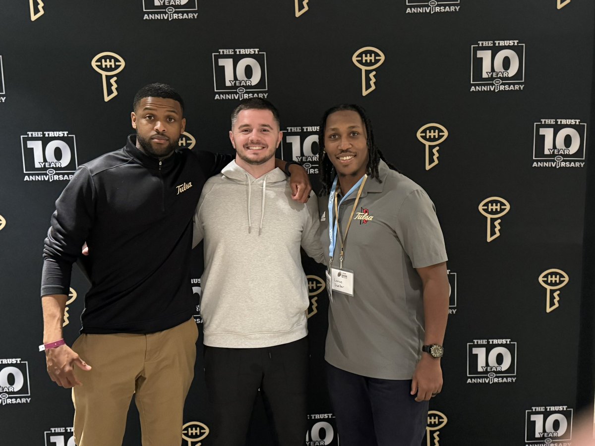 Switz's tweet photo. Shoutout to @playerstrust for taking care of us former players hanging here at @WeAreAFCA! https://t.co/jykjN6Fa7z
