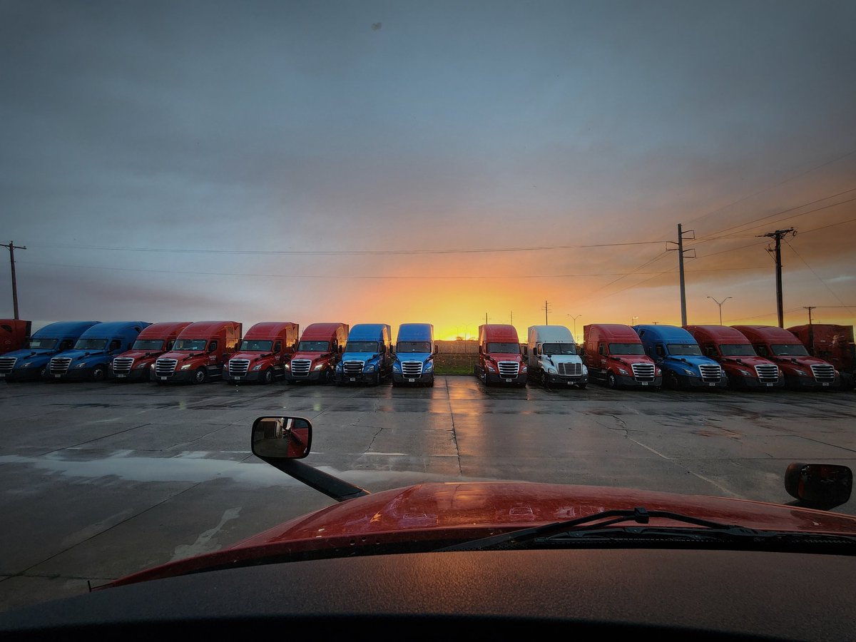 Safe travels to all those in the path of #WinterStormFinn. Meanwhile, in Wilmer, TX, enjoying this nice sunset @CreteCarrier. #truckerlife #trucking