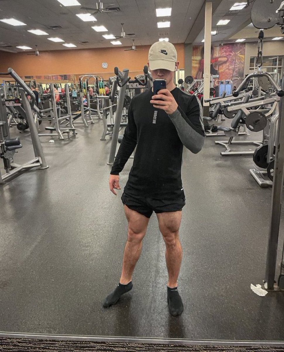 KingTO102's tweet photo. Sweaty af. Who’s gonna oeel these smelly socks off my alpha feet 🦶🏼? https://t.co/0Z6sSamXm5