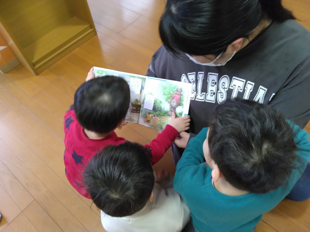 天使育児園さん(<a href="/Tenshi_guardian/">天使育児園</a>)へ星のカケラの物語を寄贈したところ、読み聞かせの様子を送っていただけました。

興味津々で、絵本を間近で読んでる姿がとても嬉しいです…✨

寄贈にご協力いただいたクニキさん(<a href="/kool1976kool/">クニキ兄貴@EC seller</a>)本当にありがとうございました！