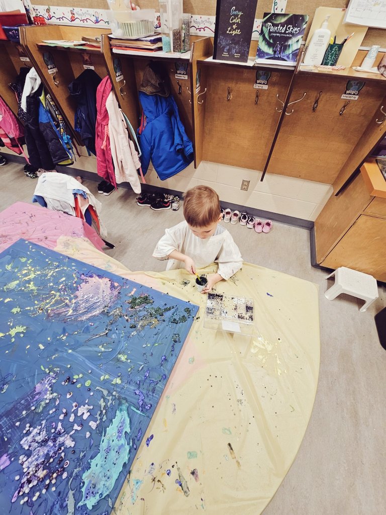 Hey @CCSD_edu check out this amazing process collaborative art piece of the Northern Lights done by the ELL Preschool children <a href="/DonBosco_ccsd/">Don Bosco</a> an incredible journey of learning, play, and artistic expression #earlyyears #processart