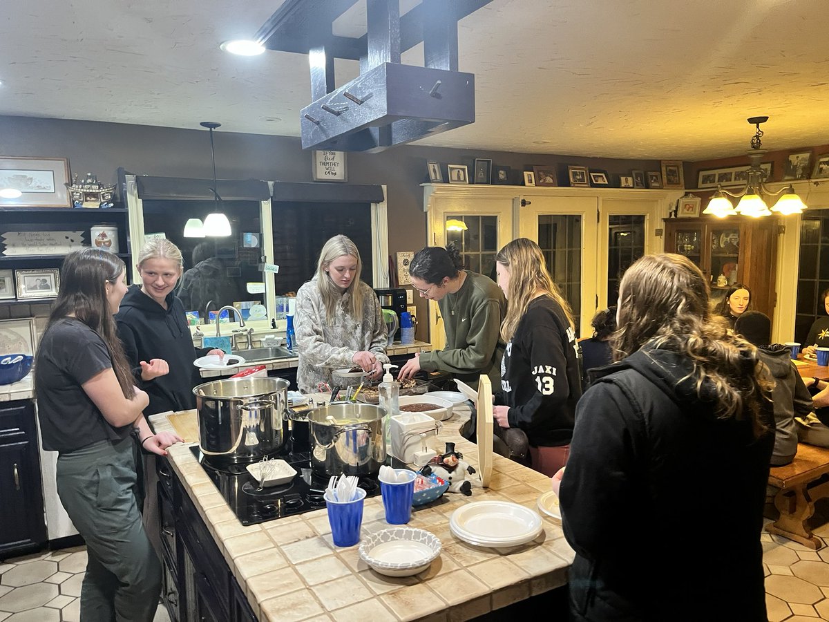 FSI_Ministries's tweet photo. Great night of dinner and fun with @CornerstoneWBB https://t.co/SarrH2KdVK