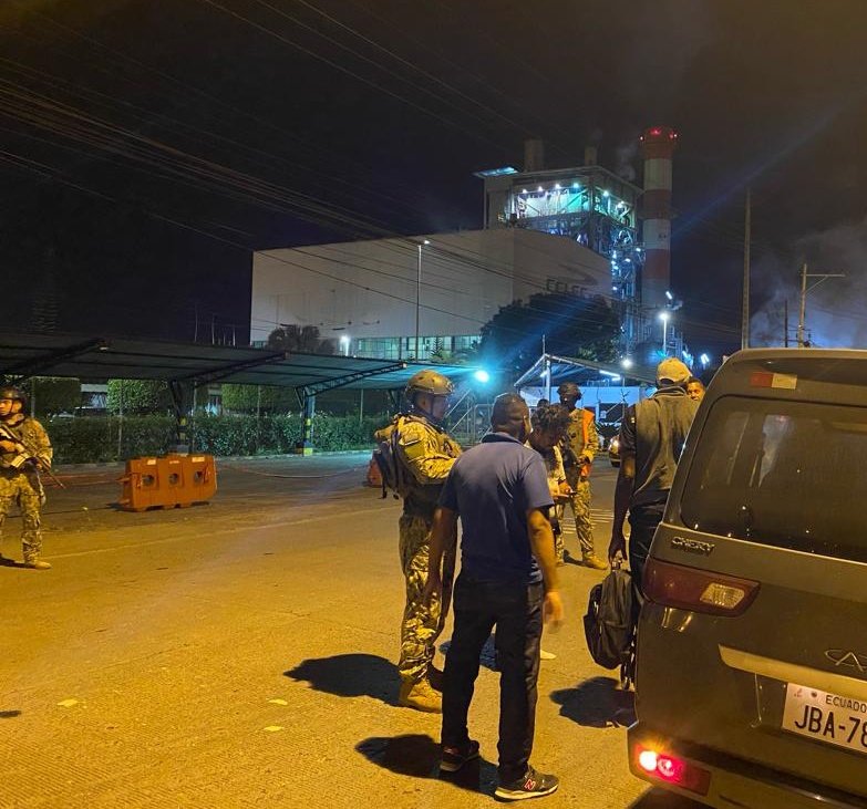 FFAAECUADOR's tweet image. #Esmeraldas

@FFAAECUADOR a través de la Fuerza de Tarea Conjunta Esmeraldas, intensifican sus operaciones militares de control de armas, municiones y explosivos en la Zona Especial de Seguridad, así como patrullajes en los barrios de alta conflictividad social.

#FFAAContigo🇪🇨