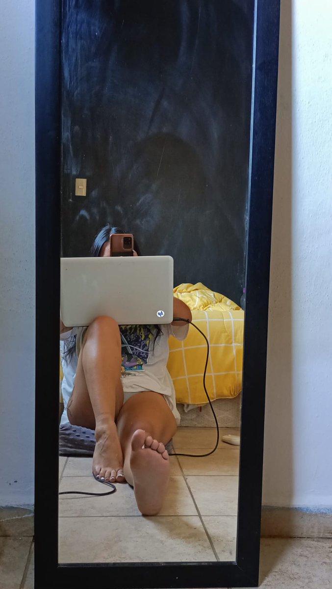 AngelaPiesitos's tweet photo. Trabajando 🤓
Necesito un masaje en los pies 🥰
#footfetısh #PiesBonitos #FeticheDePies https://t.co/J0KAHE7otF