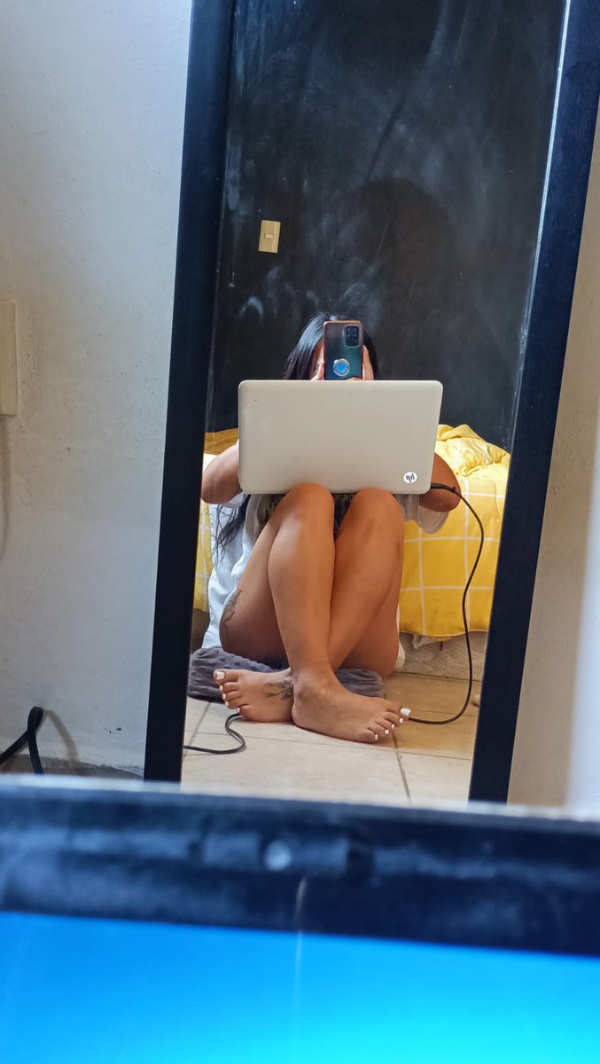 AngelaPiesitos's tweet photo. Trabajando 🤓
Necesito un masaje en los pies 🥰
#footfetısh #PiesBonitos #FeticheDePies https://t.co/J0KAHE7otF