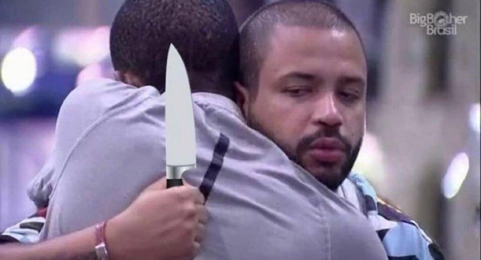 gcftyler's tweet photo. a essas horas no bbb21 projota já estava abraçando o lucas com uma faca desse tamanho ✋🏽          🤚🏽 #BBB24 https://t.co/akqCKPHFNV
