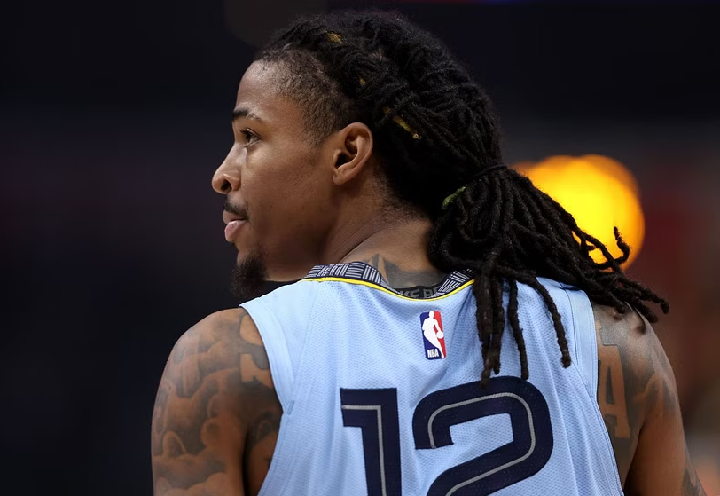 FIN DE SAISON POUR JA MORANT !

Problèmes à l'épaule droite, l'opération s'impose pour le meneur des Grizzlies ; il n'aura donc disputé que 9 matchs cette saison !