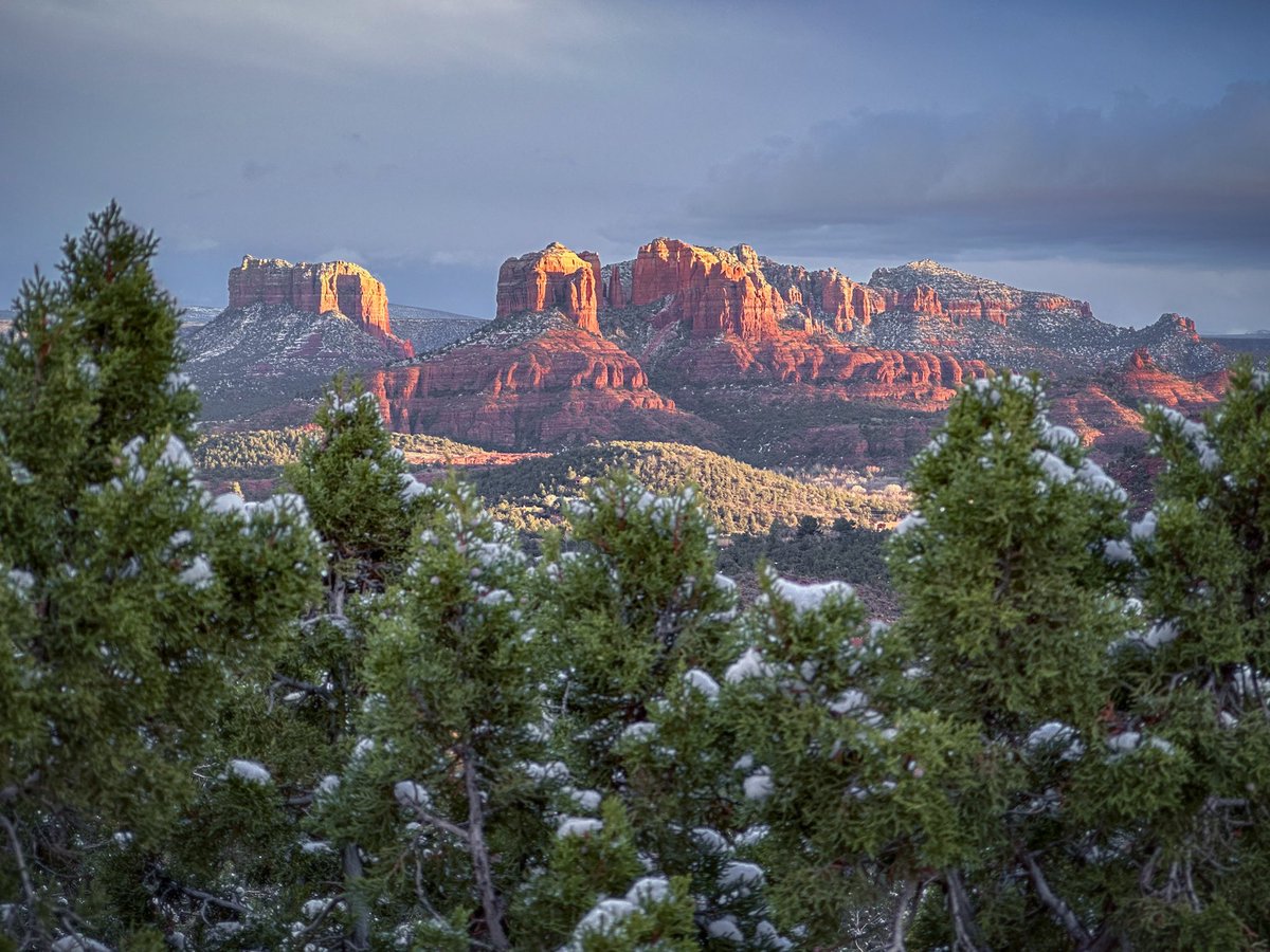 SirlinJohn's tweet photo. One more from Sedona last night. Looks like another winter storm is on track for the upcoming weekend. Hoping to share some scenes from canyon country with this next system! #azwx https://t.co/tUNG2QhVqQ