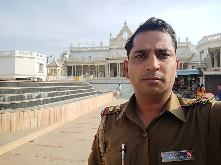 priyarajputlive's tweet photo. यूपी के मुजफ्फरनगर में दरोगा 4 सालों तक छात्रा का रेप करता रहा. लड़की को अश्लील फ़ोटो और वीडियो वायरल करने की धमकी देता रहा. 

बताइए ऐसे दरिंदों के पास सुरक्षा की ज़िम्मेदारी है. 
https://t.co/G4uMxClADj