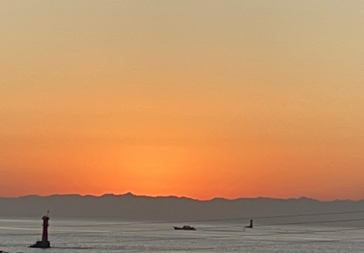 日間賀島のKINOSUKEのサウナの中から、外気浴中にみた夕日☀️

夕日って重そうだなぁと思いながらぼけーっと眺めて、大いにととのった！