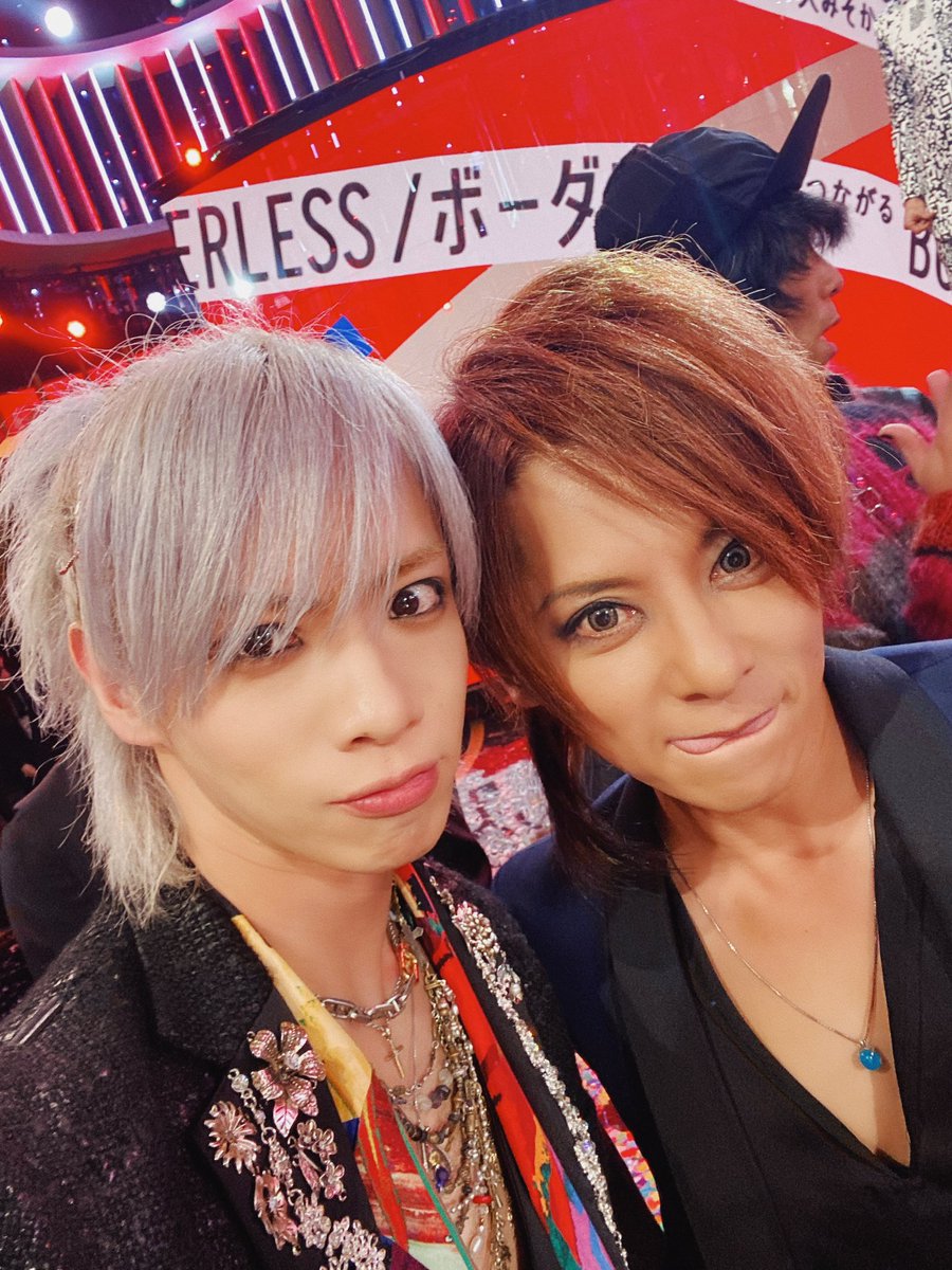 hrt_A9's tweet photo. 松岡充さん!!!
まだアリス九號.が結成して2年くらいの頃、充さんが司会の番組に出演した時の話。
'バンド名の由来は？'
という質問に、咄嗟になあなあな回答をしてしまったバンドに対して、
収録の流れを止めてまで
『そんなはずないよね？しっかり、こういう場でこそ、伝えるべきこと、想いをしっかり言葉にして伝えないとダメやぞ』
と
前のめりになり、しっかりとメンバーの目を見て伝えて下さった。
ご自身のエピソードも踏まえて、厳しいだけでなくとっても優しく。

おそらく、本当は絶対に強い想いがあるのを見抜いて
、他にも出演者が沢山いる中で全体の流れを止めてまで、'バンドマンの先輩'としてしっかりアドバイスをくれた。

それ以来、僕はどんなシチュエーションでも例えカットされることになっても、
'伝えるべくことは伝えきる'
というのを心に、活動している。

そこから17年ほどの月日を経て、このステージで共演することが出来て、ようやく少しだけ恩返し出来た気持ちです。

17年前の充さん、そして現在の充さんありがとうございました！

#紅白歌合戦 
#松岡充 さん
#SOPHIA
#勝手に心の兄貴と思ってます🔥🔥🔥