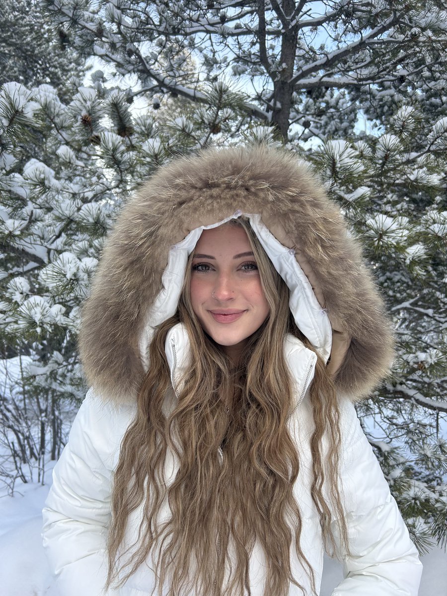 QueenSarah137's tweet image. ❄️❄️