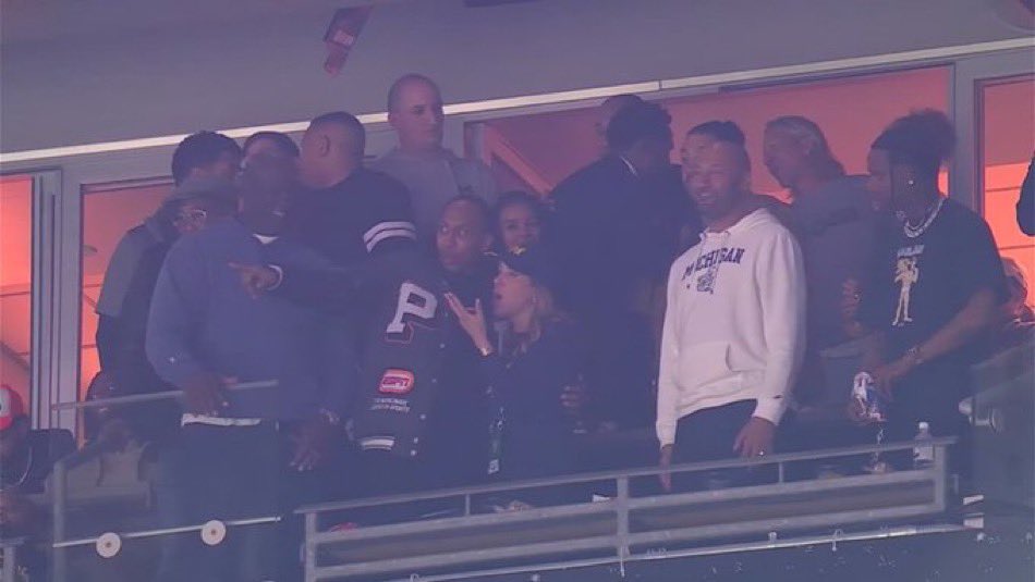 jasrifootball's tweet photo. This box at the national championship game is LOADED with celebrities:

- Michael Jordan
- Travis Scott
- Derek Jeter
- Stephen A Smith https://t.co/mvPVBZeIOS