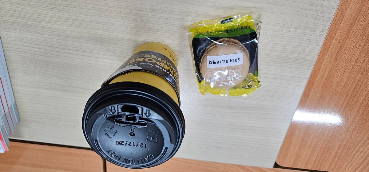 bag_ini's tweet image. 컴포즈 사장님과 긴 대화
사장님 어머님은 아침에 오픈하시며 매장광고 넋을 놓고 3번이나 보셨다고 꼼꼼히 보니 성형도 하나 않고 그 흔한 점도 하나 안빼고도 이리 잘 생겼냐고!
드디어 매장광고 본 사람입니다.야호~~~

COMPOSE COFFEE MODEL V 
#TaehyungxComposeCoffee