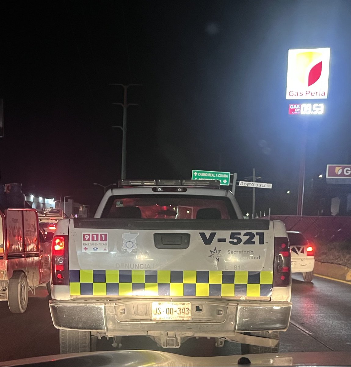 Kary_TorresM's tweet photo. Aunque ya anunciaron las nuevas tarifas de sanciones, parece ser que @TransporteJal no es el mejor ejemplo a seguir, sin luces de stop y de un faro ¿qué opinan @Trafico_ZMG ? https://t.co/vv8brzF08C