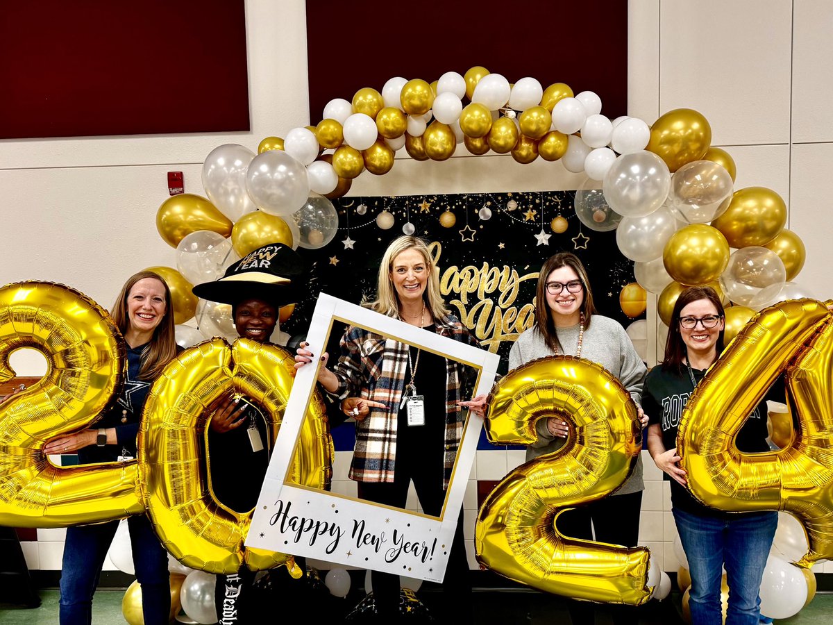 WhitneySBriggs's tweet photo. It was a GOOD day to welcome our @Robertson_Elem staff back! We are energized and ready for the kids tomorrow! #RESUbuntu I am because WE are! https://t.co/gwBGmKotJG
