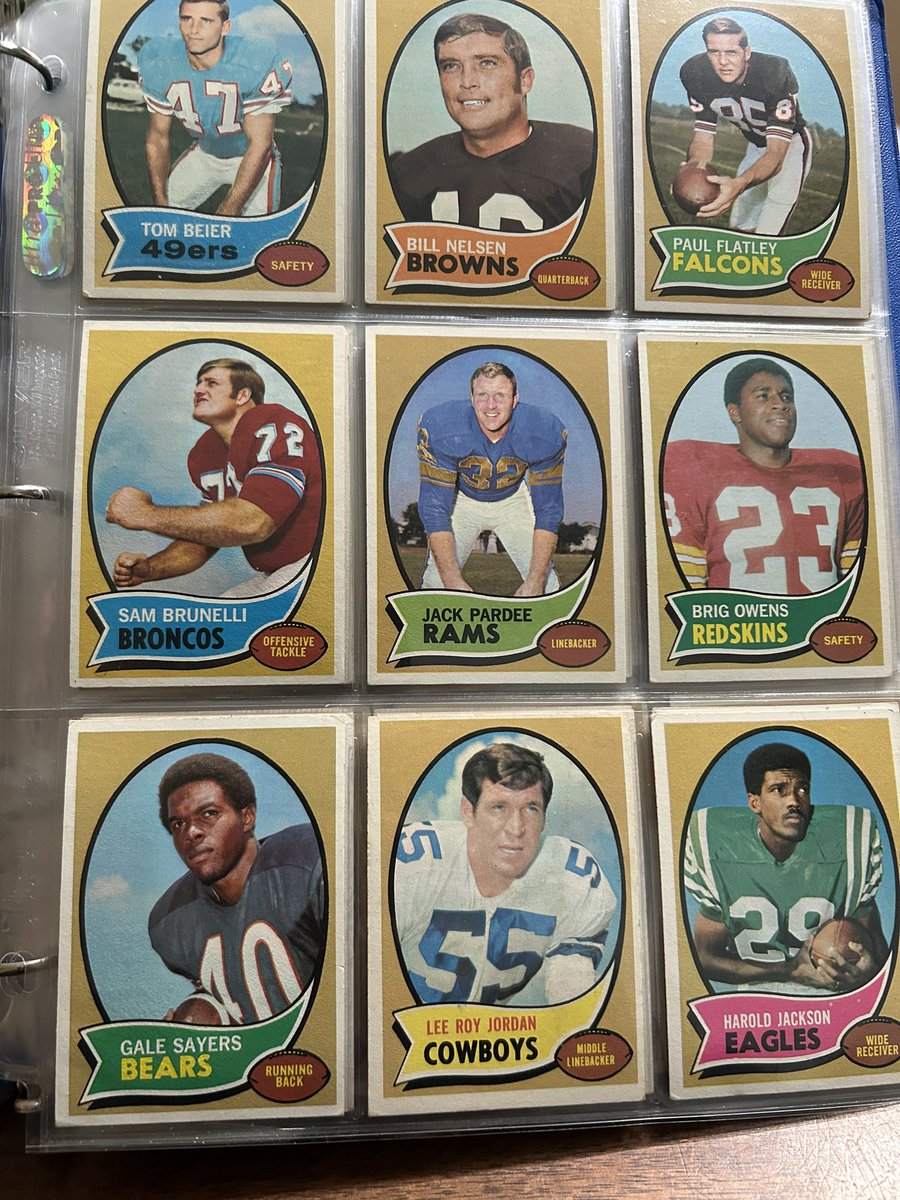 sportsguy_TO's tweet photo. "18 inches of daylight" that's all he needed. The great Gale Sayers completes the 1970 Topps Football birth year set. 263 card sets are fun builds. This is a great looking set. Much like the '70 baseball set the more I looked at it the more I really liked it. #70Topps https://t.co/NUw2k6x1uD