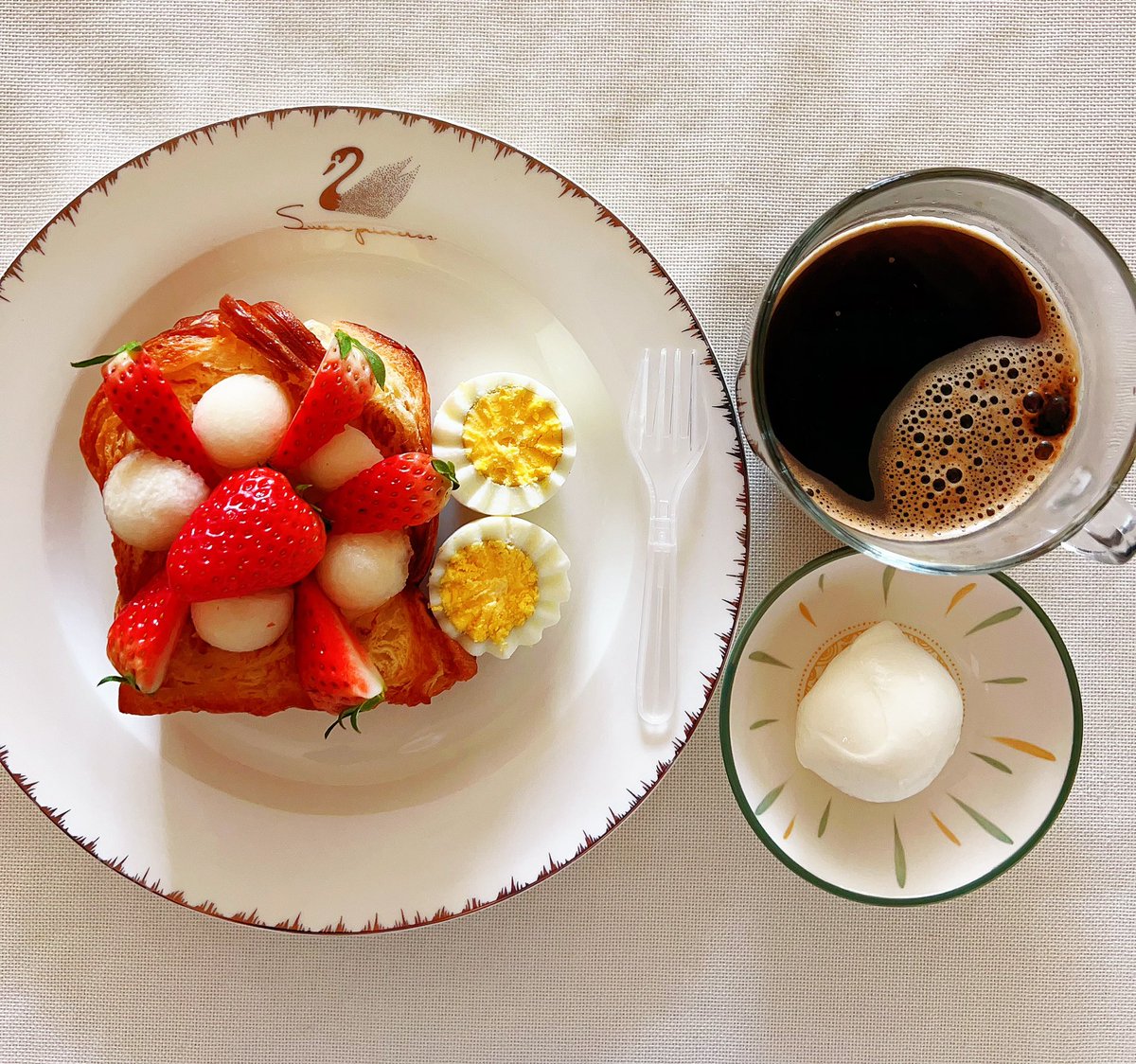 momo2637's tweet photo. Good morning
If there are 100 kinds of toast, I can give you 101 kinds.
Day 31 breakfast: stawberry toast +egg+black coffee +cheese 
#breakfast #healthyfood #healthyeating #homemade #toast https://t.co/RgmCYY2Iov