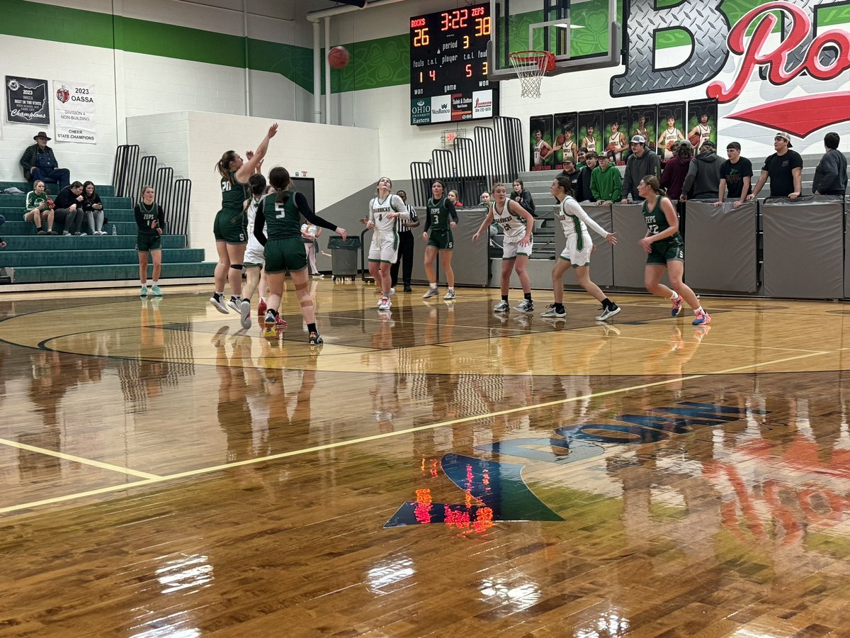 NobleLocal_SD's tweet photo. Busy night this evening for Shenandoah hoops! High school and junior high girls top Barnesville this evening, while junior high boys and freshmen boys fall to Fort Frye. 
#gozeps 🏀🟢 https://t.co/WgG02zBZJm