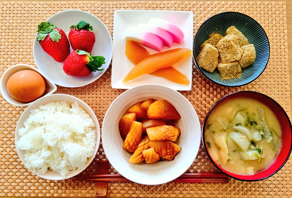 miimiikitchen's tweet photo. #おうちごはん #昼御飯 #料理
#七草 #味噌汁 #イカ #大根
#数の子 #蒲鉾 #わらびもち
#苺 #ごはん #美味しい ❤️✨ https://t.co/hZtA6PgoaR